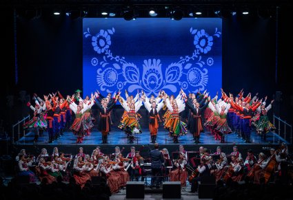 Artyści Zespołu Mazowsze w kostiumach ludowych w scenie finałowej