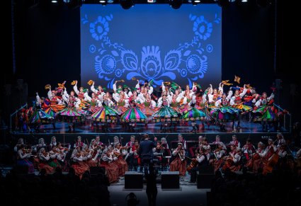 Artyści Zespołu Mazowsze w kostiumach ludowych w scenie finałowej