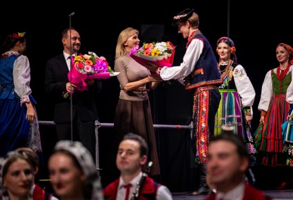 Michał Wróblewski - kierownik chóru i Zofia Czechlewska - kierowniczka baletu otrzymują kwiaty od członka Zespołu Pieśni i Tańca "Rzeszowiacy"