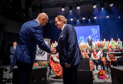 Mirosław Ziomek i Prezydent Miasta Mielca podają sobie dłoń w podziekowaniu