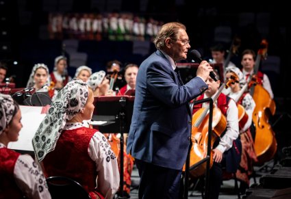 Przemawia Mirosław Ziomek a w tle orkiestra