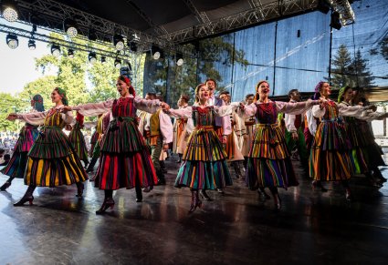 Grupa tancerzy w kostiumach opoczyńskich na scenie