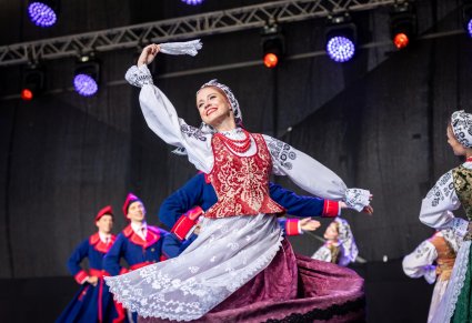 Zbliżenie na tancerkę w kostiumie wilanowskim na scenie