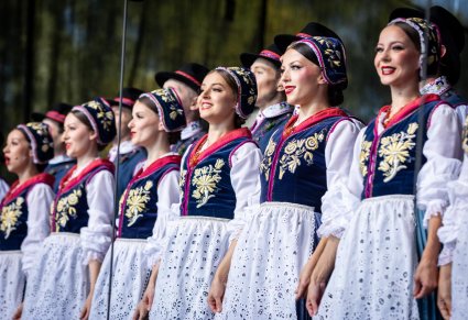 Artyści w kostiumach kaszubskich na scenie w trakcie występu