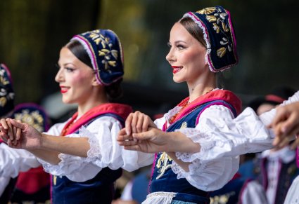 Zbliżenie na tancerki w kostiumach kaszubskich na scenie