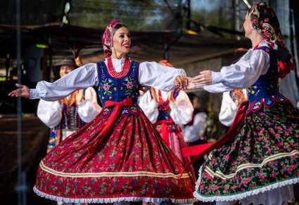 Zbliżenie na tancerki w kostiumach limanowskich podczas obrotów