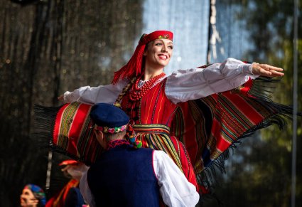 Zbliżenie na tancerkę w kostiumie sieradzkim w podnoszeniu