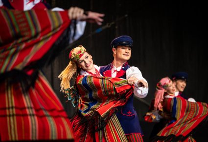 Zbliżenie na parę taneczną w kostiumach sieradzkich