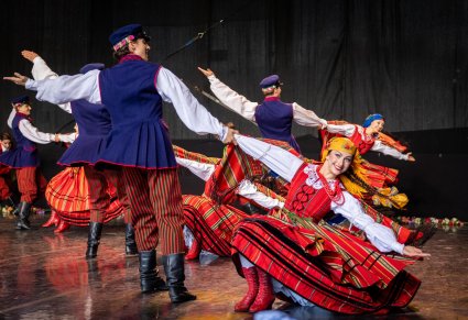 Para taneczna w kostiumach sieradzkich w figurze tanecznej