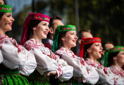 Zbliżenie na artystki chóru w kostiumach kurpiowskich