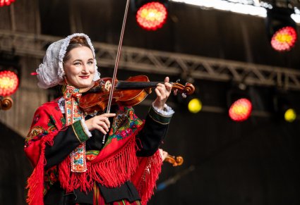 Zbliżenie na skrzypaczkę w kostiumie lubuskim podczas występu