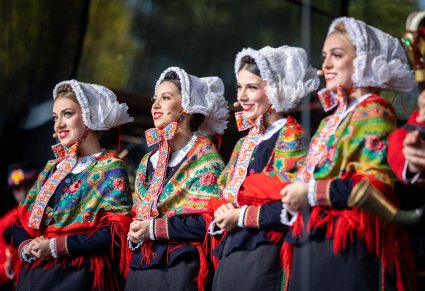 Zbliżenie na artystki w kostiumach lubuskich wykonujące utwór