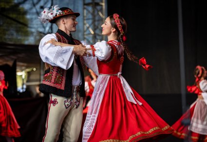 Zbliżenie na parę taneczną w kostiumach jurgowskich na scenie