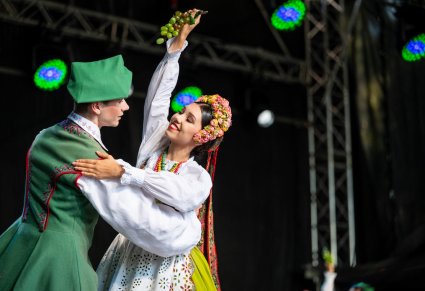 Zbliżenie na parę taneczną w kostiumach lubuskich