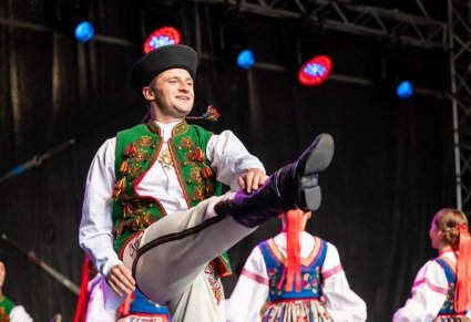 Zbliżenie na tancerza w kostiumie spiskim w figurze tanecznej