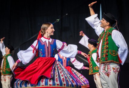 Zbliżenie na parę taneczną w kostiumach spiskich