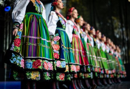 Zbliżenie na spódnice i buty kostiumu łowickiego