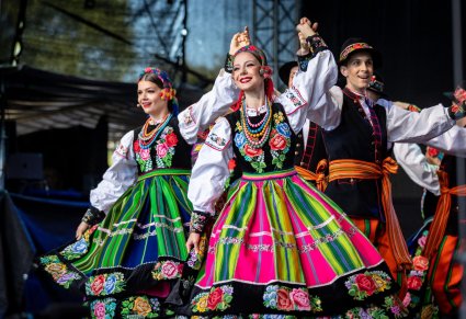Zbliżenie na tancerki w kostiumach łowickich