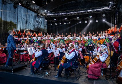 Artyści i orkiestra w finałowym układzie
