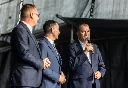 Przemawiające osoby na scenie przed koncertem