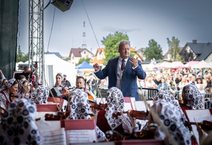 Dyrygent i orkiestra podczas koncertu