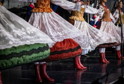 Zbliżenie na spódnice kostiumu wilanowskiego