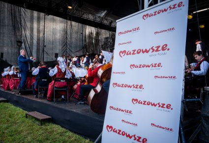 Roll up "Mazowsze. serce polski", w tle widoczna orkiestra