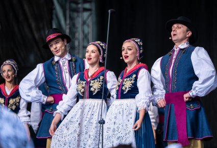 Artyści w kostiumach kaszubskich podczas wykonywania +utworu