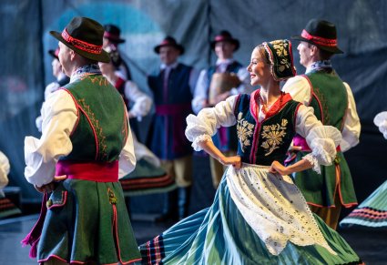 Zbliżenie na tancerkę w kostiumie kaszubskim podczas obrotu