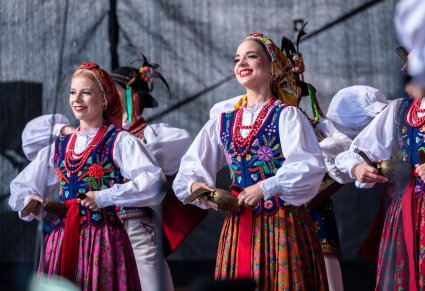Zbliżenie na artystki w kostiumach limanowskich grające na instrumentach