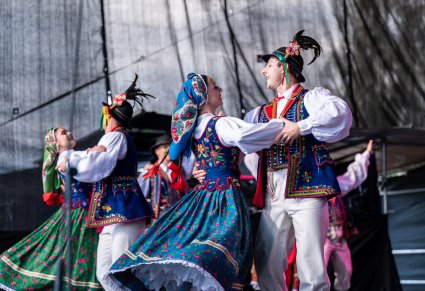 Zbliżenie na parę taneczną w kostiumie limanowskim
