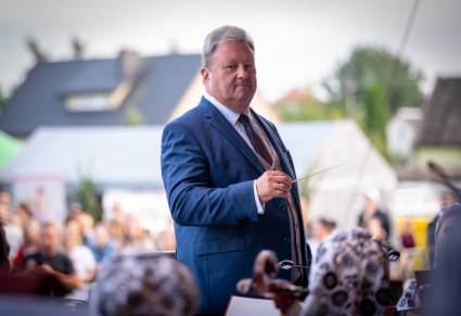 Zbliżenie na dyrygenta podczas koncertu