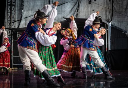 Zbliżenie na pary taneczne w kostiumach limanowskich w figurach tanecznych