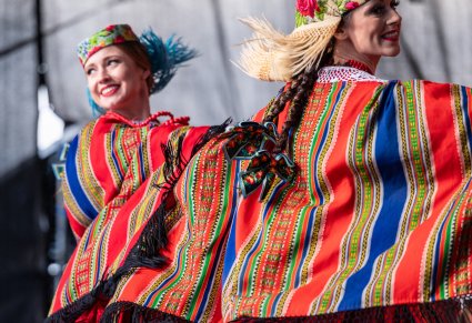 Zbliżenie na tancerki w kostiumach sieradzkich