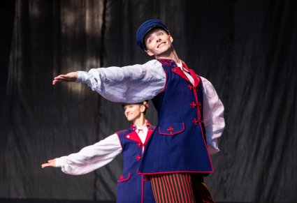 Zbliżenie na tancerza w kostiumie sieradzkim w figurze tanecznej