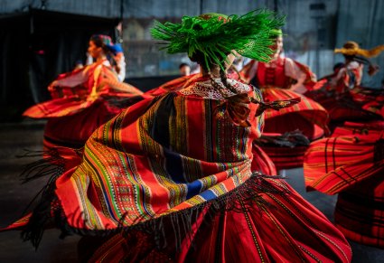 Zbliżenie na tancerki w kostiumach sieradzkich na scenie