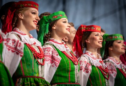 Zbliżenie na artystki chóru w kostiumach kurpiowskich