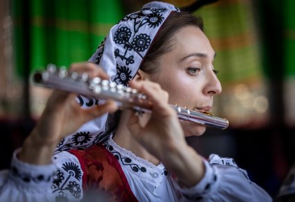 Zbliżenie na flecistkę podczas koncertu