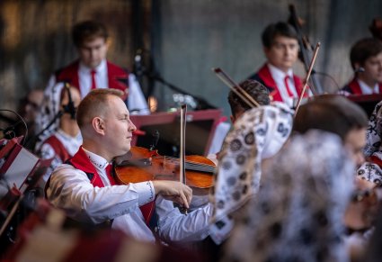 Zbliżenie na orkiestrę podczas koncertu