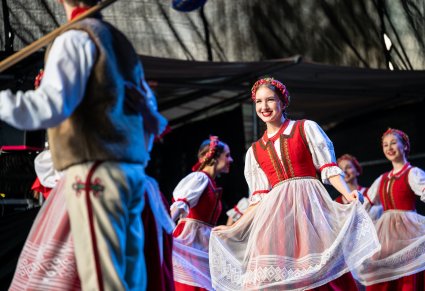 Zbliżenie na tancerkę w kostiumie jurgowskim