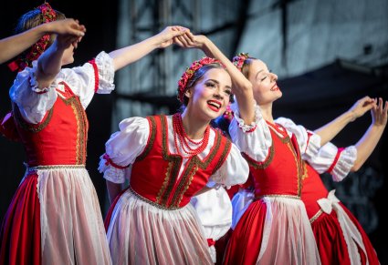 Tancerki w kostiumach jugowskich podczas występu na scenie