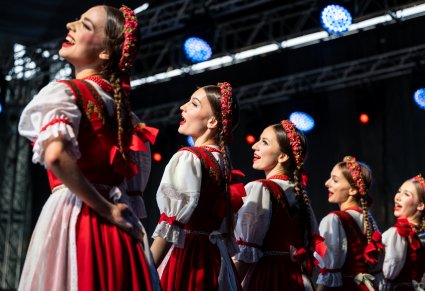 Zbliżenie na tancerki w kostiumach jurgowskich podczas koncertu