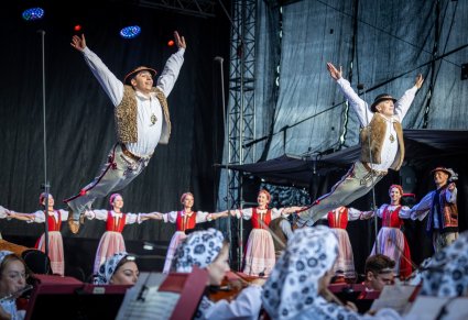 Tancerze w kostiumach jurgowskich w akrobacjach tanecznych