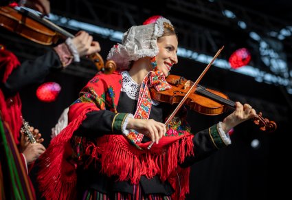 Zbliżenie na skrzypaczkę w kostiumie lubuskim