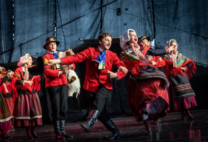 Zbliżenie na parę w kostiumach lubuskich na scenie