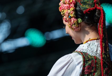 Zbliżenie na artystkę w kostiumie lubuskim