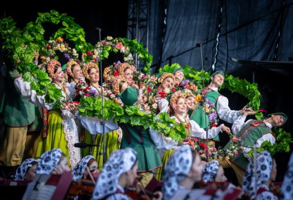 Grupa tancerzy w kostiumach lubuskich w figurze kończącej układ