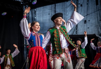 Zbliżenie na parę w kostiumach spiskich na scenie