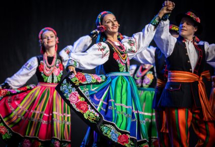 Zbliżenie na parę taneczną w kostiumach łowickich