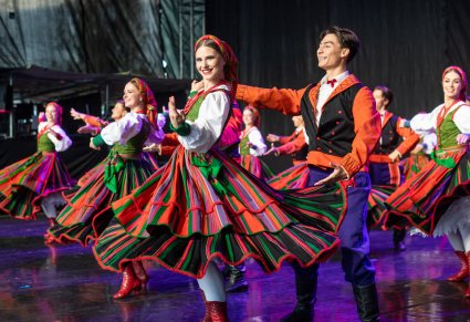 Zbliżenie na parę taneczną w kostiumach sannickich